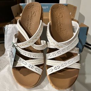 New in box Sketchers luxe foam wedges